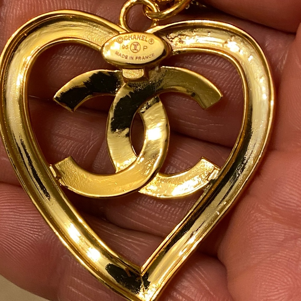 CHANEL Gold Heart Pendant Necklace with Interlocking CC - Picture 3 of 9